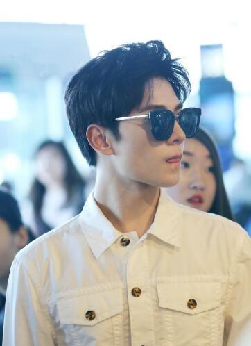 杨洋现身机场粉丝一路跟拍，白衬衫搭墨镜酷帅