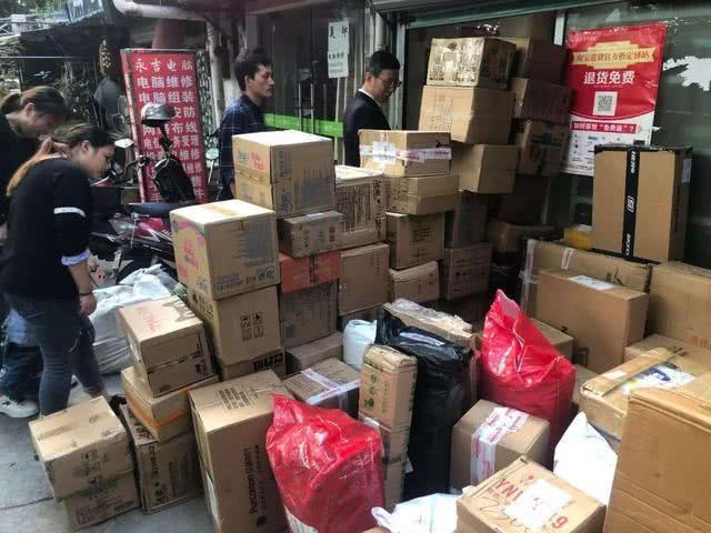 这一现象“惹”曹德旺担忧！为何外卖员、快递