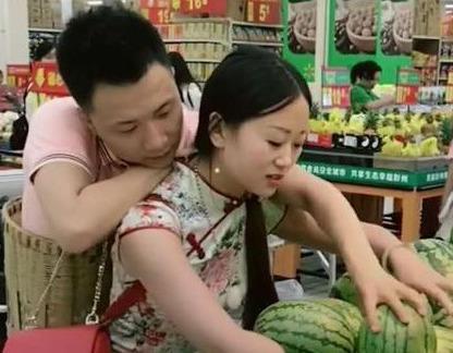 成都“连体情侣”，真情不抵现实，男子寻得新