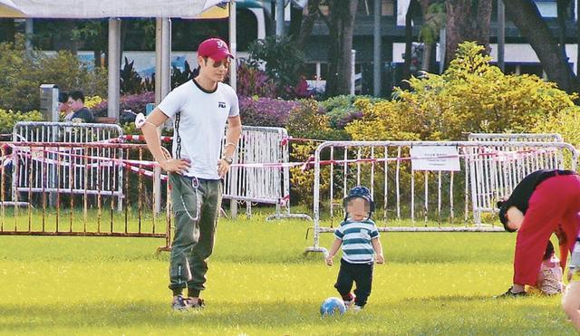 郑嘉颖带儿子公园里玩耍，1岁Rafa帅气可爱，陈凯