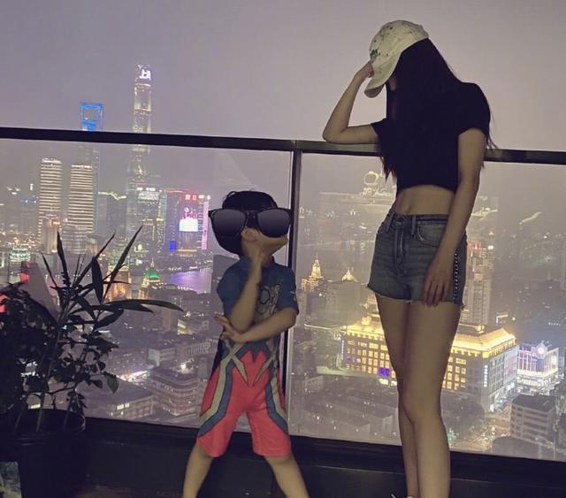 baby和儿子晒合照，无意间透露豪宅内景，网友“贫穷限制了想象”