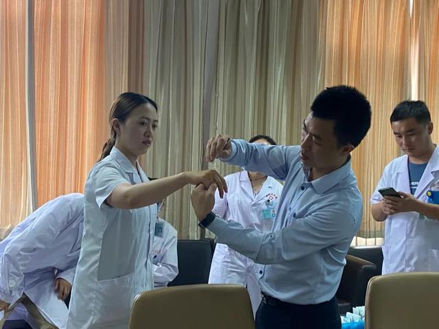 中医药健康扶贫国家中医医疗队到州中医医院开展巡回医疗活动纪实（二）