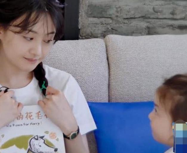 郑爽节目被小孩拽头发，她下意识的反应，暴露