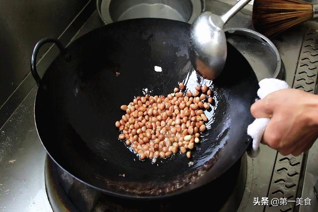 两根黄瓜、一把花生米，大厨做了一道特色凉拌