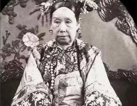 光绪穿寿衣时突然坐起，太监着急去禀报慈禧，