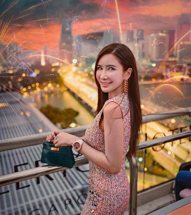 确实奢华，lv硬箱堆成小山坡，爱马仕包包摆成墙