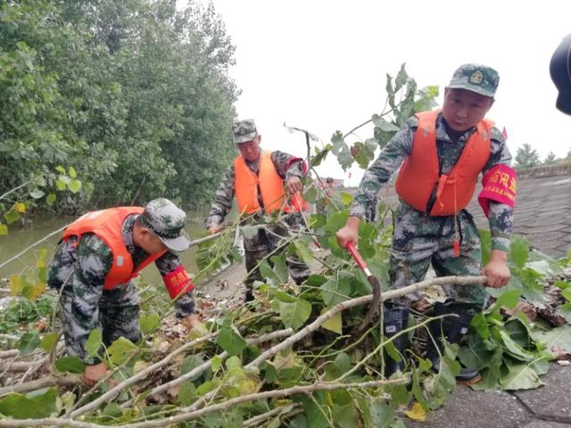 咸安：12个贫困户争相守江堤