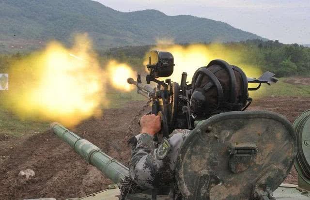 战争中，明知枪打不穿坦克，为何士兵还要扫射