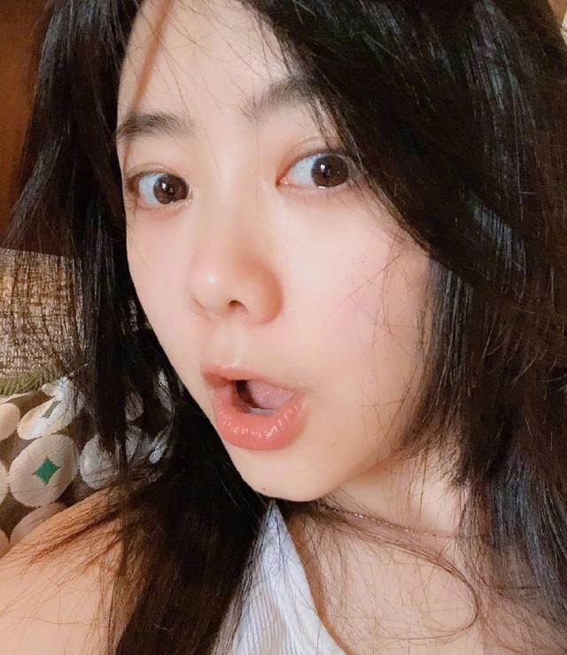 有种“牛奶肌”叫谭松韵，不化妆就自拍：这皮