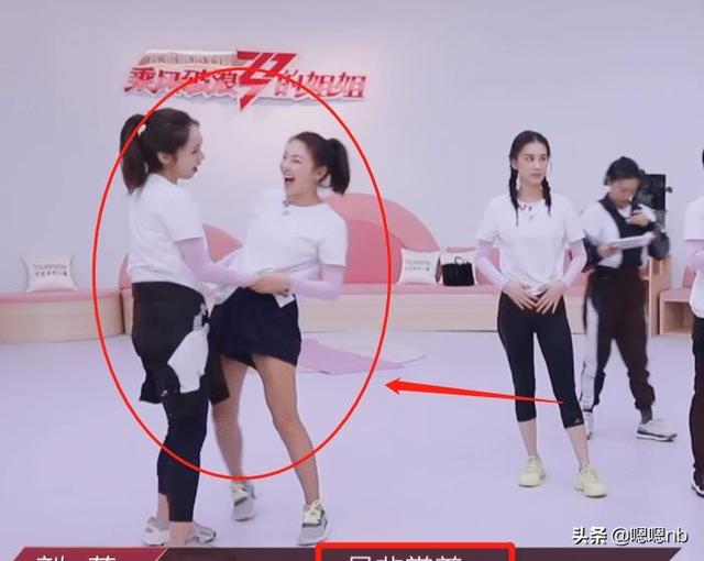 《浪姐》许飞跳舞滑倒，谁注意到刘芸的举动？暴露素养了