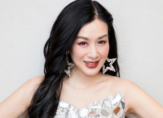 热舞被跳成了健美操，钟丽缇装扮肥硕，被网友笑称为挣钱也是拼了