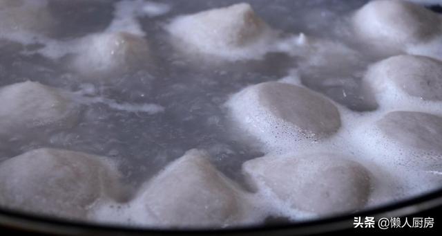 不需要油炸，教你芋头的新做法，配上猪肉馅，吃起来那叫一个香