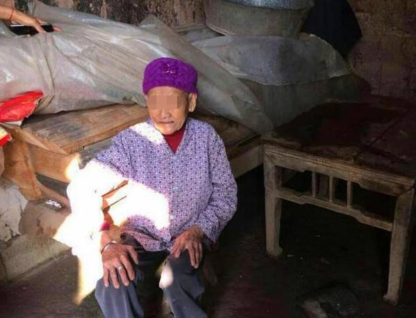 每月給母親打5千，回家後看見母親的樣子，女兒：媽，是我害了你