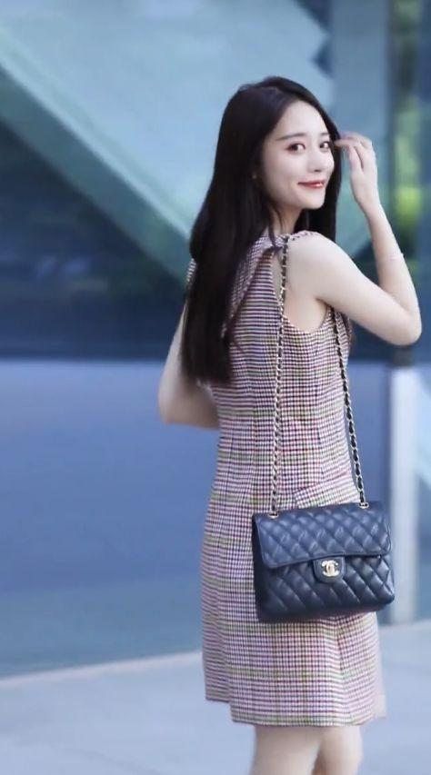 格子裙美女回眸一笑，太美了