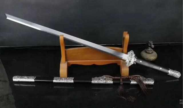 唐刀和日本武士刀相比，谁更强？为什么中国唐刀名气不如日本刀？