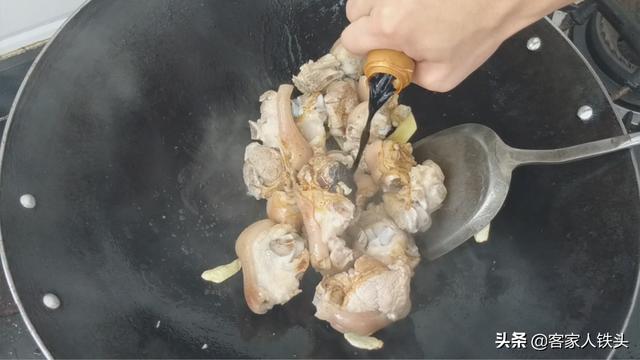 香菇炖猪脚：一个客家传统味道做法，软糯浓香，满满的胶原蛋白