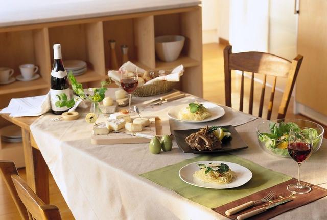 从“穿着就坐”到“刀叉使用”，英国的餐桌礼仪，繁琐却优雅细致