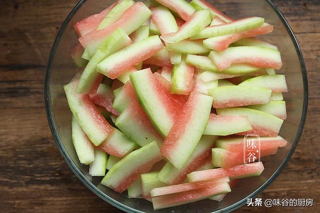 夏天，西瓜皮别扔了，把它做成零食，软糯香甜，好吃不浪费