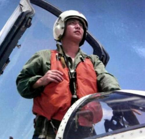 当初跟王伟撞机的那个美国飞行员，现在怎么样