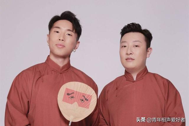 没文化吃大亏！德云社烧饼晒妻子的包，衣服上的英文让他出了丑