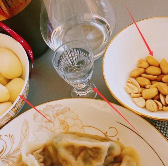 大家吃饺子都是蘸醋，看到关晓彤就着吃的东西，网友：不愧是汉子