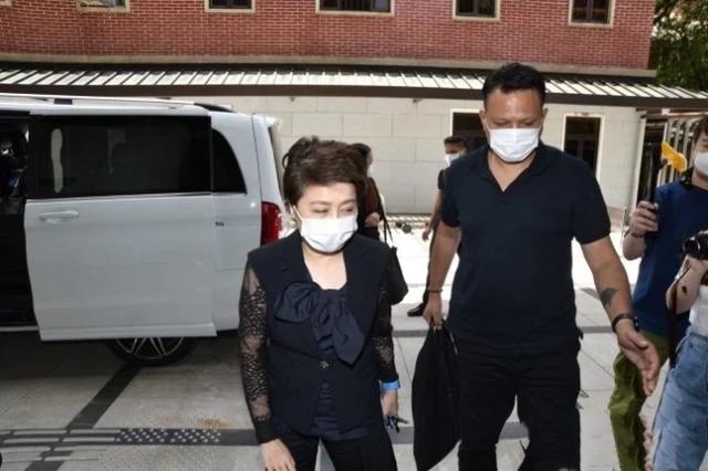 何家为赌王做尾七法事，超盈伤心过度瘦一圈，