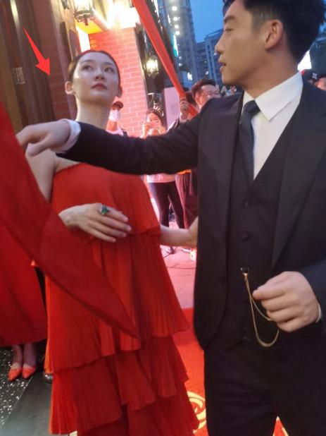 苗苗挺着大孕肚上台阶，谁注意郑恺手上动作？是不是真爱一目了然