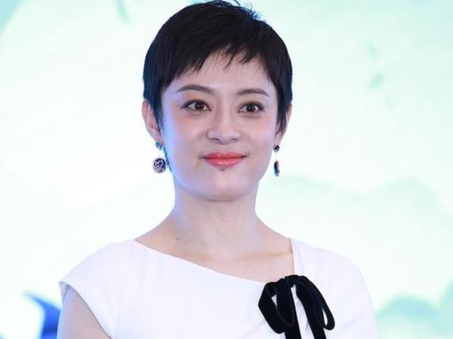 37岁孙俪难逃“中年魔咒”一袭白裙优雅高贵，再看脸：确实胖了