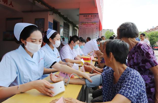 南昌市洪都中医院为受灾群众送医送药