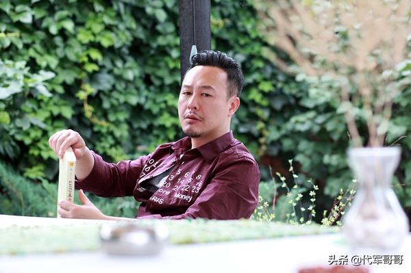 实力演技派演员，曾经年收入不足2万，如今44岁