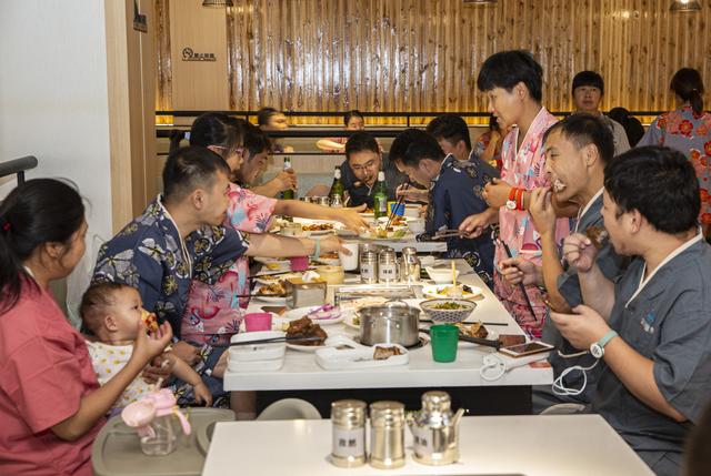 郑州汤盛温泉主打“24 小时随来随吃”豪华自助餐