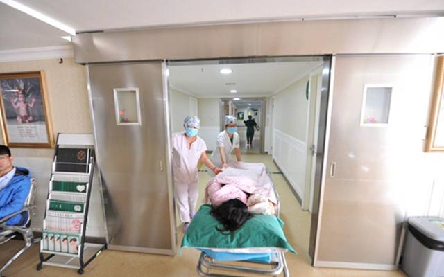 妻子難產，老公跪求保大人，孩子出生後，遲遲不見老公