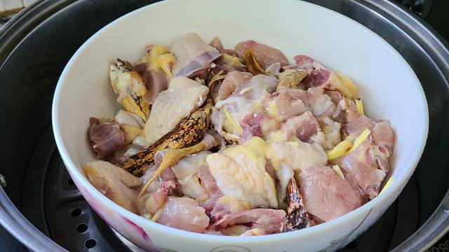 五指毛桃蒸鸡的做法，香气四溢又好吃，我家很喜欢的一道家常菜