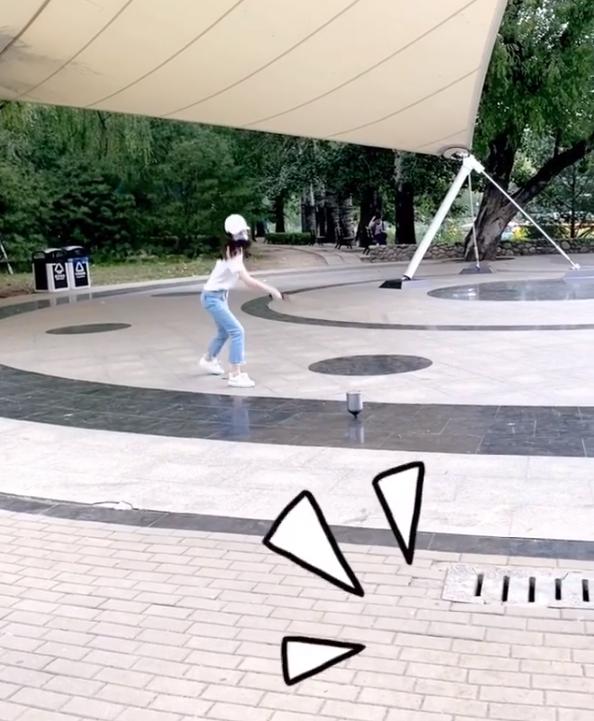 章泽天懒理离婚传闻抽陀螺解压，坦言生活不易透露当前真实感受