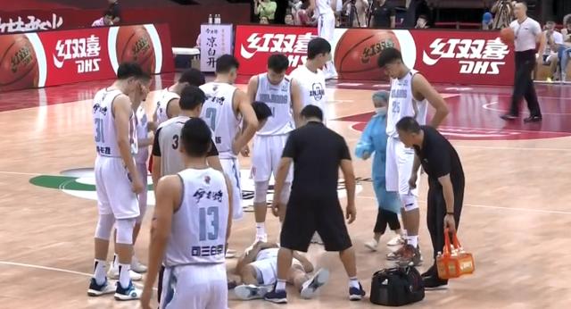 违体|郭艾伦违体犯规 新疆悍将重摔在地疑似伤到腰部被担架抬出场