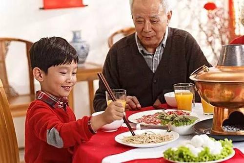 深度｜一餐饭便知你的生活教育背景，孩子的餐桌礼仪培养全攻略