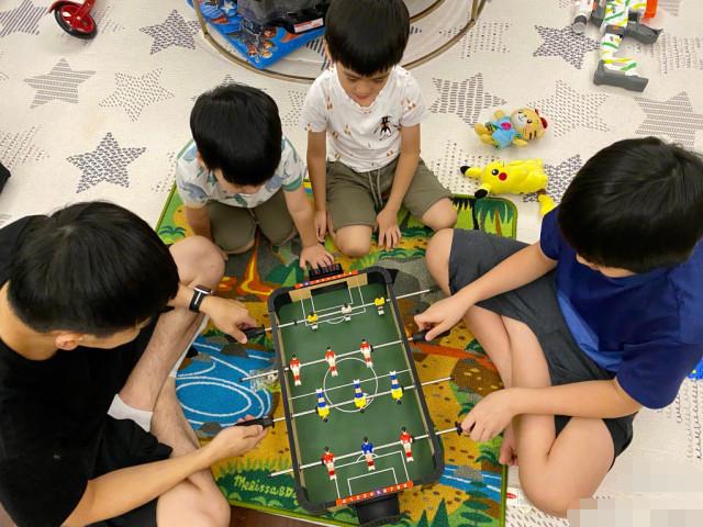 林志颖深夜陪娃玩足球，父子四人同款发型抢镜，kimi与爸爸分不清