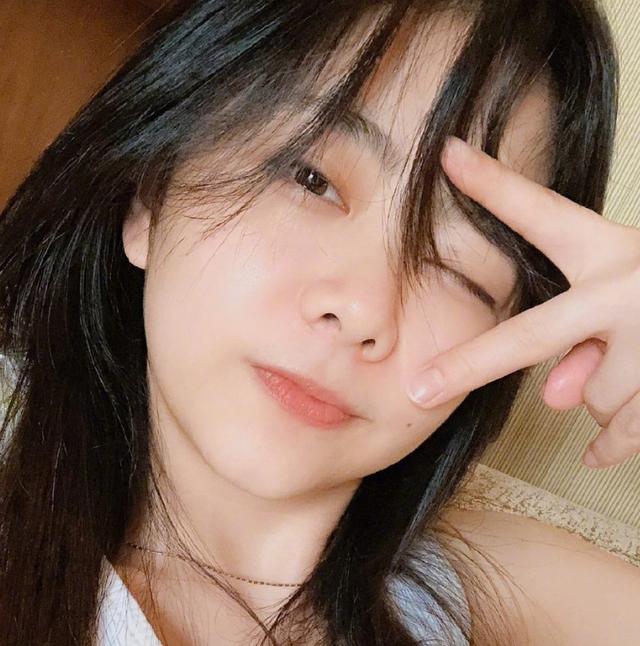 有种“牛奶肌”叫谭松韵，不化妆就自拍：这皮