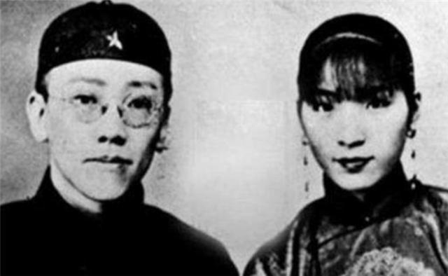 他们是青梅竹马，新婚前男友却将她送给47岁父亲