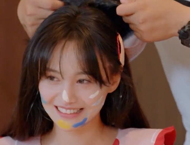 郑爽cos美人鱼，当她与贾玲同框出镜，才懂“巴掌脸”有多优越