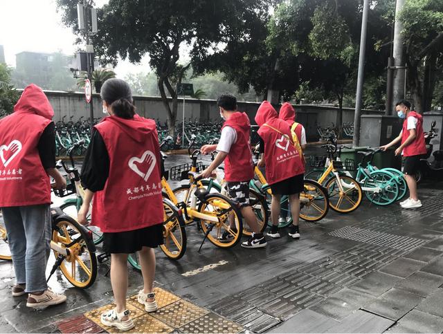 四川成都：大运会城市志愿者为城市文明做榜样