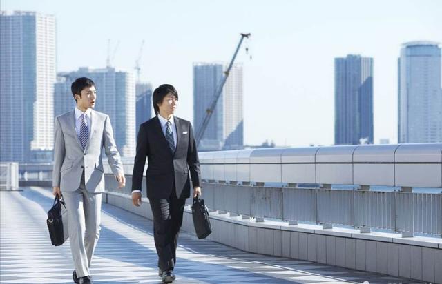 复旦高材生深圳5套房，却租住在城中村，同事：