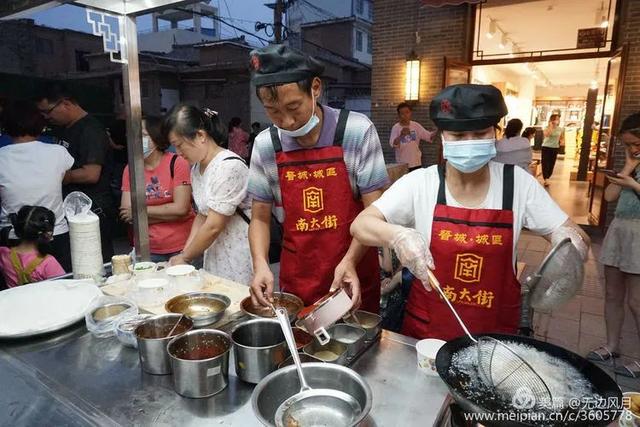 晋城南大街抓拍！众人排长队