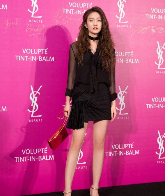 她童星出道变中戏校花，饰演小郭襄令人难忘，