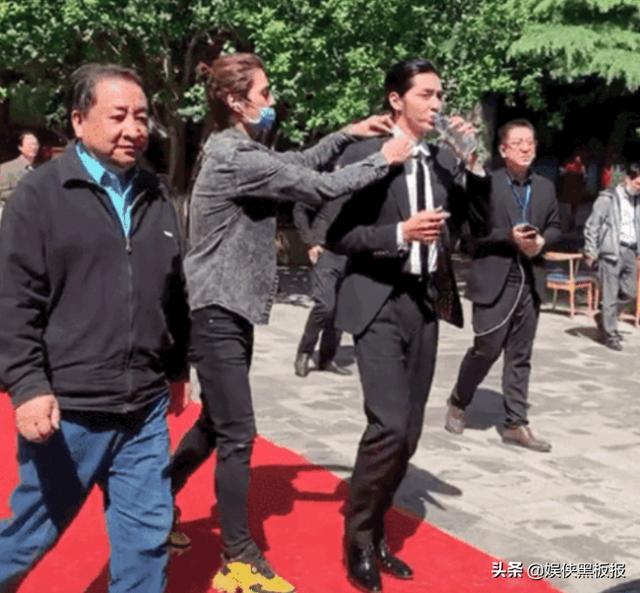 艺术家和流量明星的区别：一个喝水有人伺候，