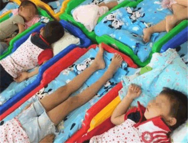 为什么孩子在幼儿园睡觉时，老师让他们“头脚相对”？有3点好处