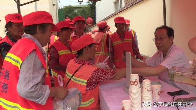 宁县医药公司开展“情系环卫工 夏日送健康”公益捐赠及义诊活动