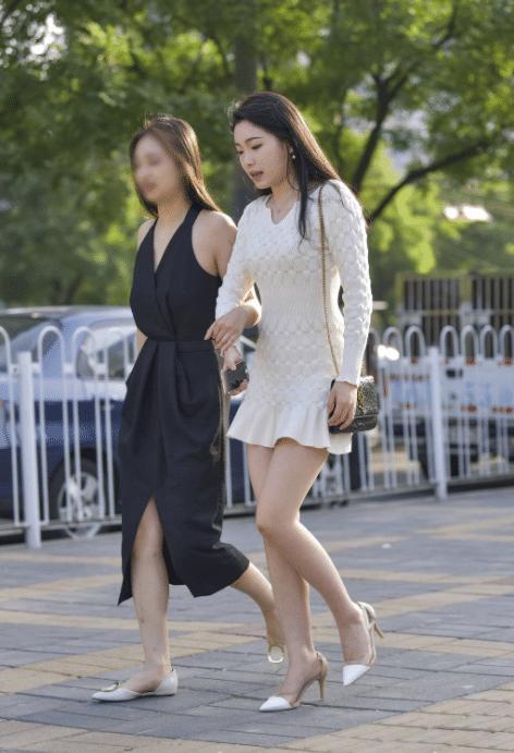 姐妹花，一个穿黑色一个穿白色，出街回头率超高的