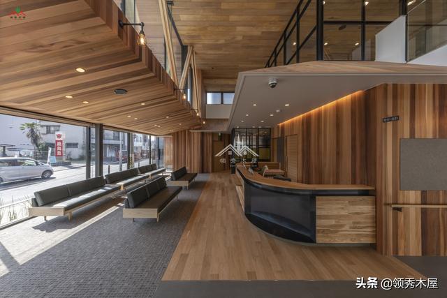 红雪松配钢材和其他木材混合搭配，打造现代日式风格木结构诊所