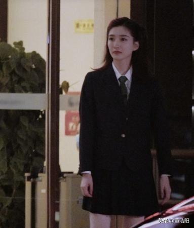 江疏影“高中照”被疯传，穿JK制服逛街，这腿是